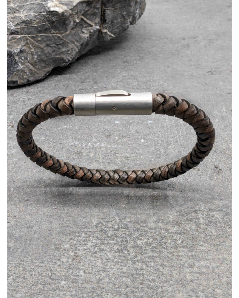 Bracelet en cuir rond marron fermoir brossé